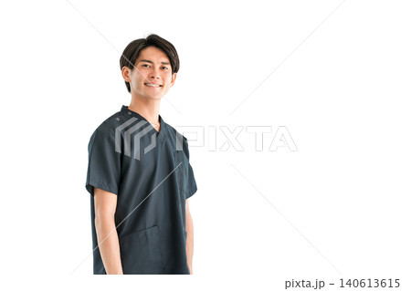 スクラブを着た医師,看護師,介護士,救急医の若いアジア人男性 スクラブを着た医師,看護師,介護士,救急医の若いアジア人男性 140613615