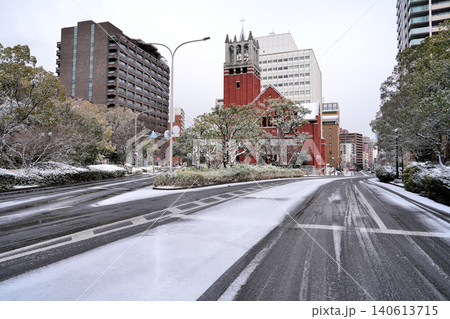 珍しく雪化粧となった「神戸栄光教会」と県庁の様子 珍しく雪化粧となった「神戸栄光教会」と県庁の様子 140613715