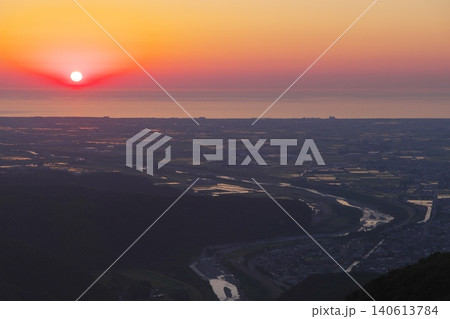 犀鶴林道(奥獅子吼山)から望む手取川扇状地の夕景 犀鶴林道(奥獅子吼山)から望む手取川扇状地の夕景 140613784