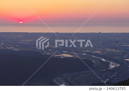 犀鶴林道（奥獅子吼山）から望む手取川扇状地の夕景　 140613785