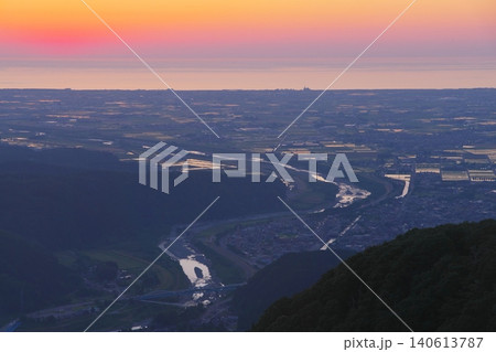 犀鶴林道(奥獅子吼山)から望む手取川扇状地の夕景 犀鶴林道(奥獅子吼山)から望む手取川扇状地の夕景 140613787