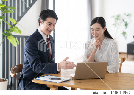商談をするミドル女性とビジネスマン 140613967