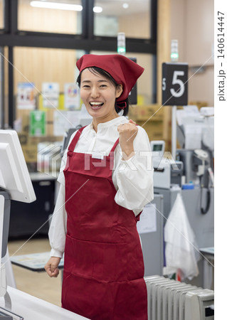 スーパーでレジ業務を行うパート女性 スーパーでレジ業務を行うパート女性 140614447