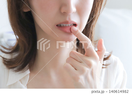 歯を気にする女性 140614982