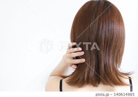 髪の状態を確認する女性の後ろ姿 140614985