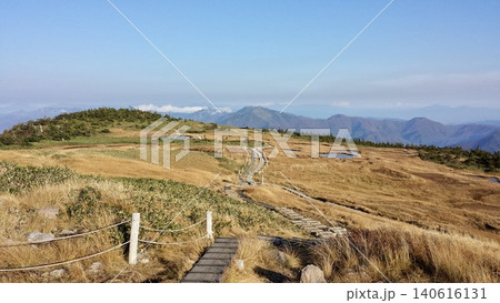 苗場山・高層湿原の秋、池塘と彩り豊かな紅葉の絶景 苗場山・高層湿原の秋、池塘と彩り豊かな紅葉の絶景 140616131