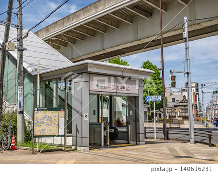 日暮里・舎人ライナー「江北駅」西口の駅名表示 日暮里・舎人ライナー「江北駅」西口の駅名表示 140616231