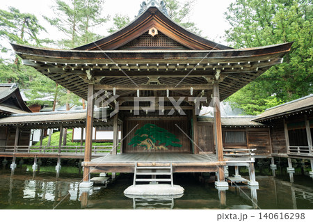 水面に映る身曾岐神社の能楽殿 水面に映る身曾岐神社の能楽殿 140616298