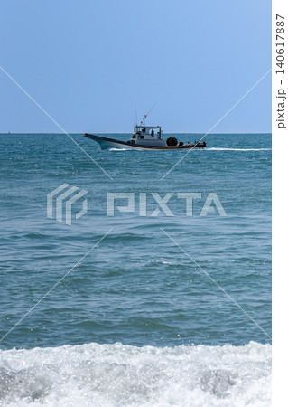 大海で作業を終えて漁港へ向かう漁船 140617887