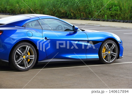 青いイタリア製のスポーツカー 青いイタリア製のスポーツカー 140617894
