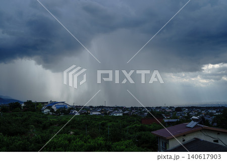 町を覆うゲリラ豪雨 140617903