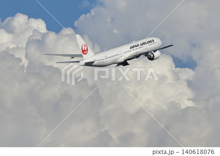 夏空に離陸する飛行機 上昇する旅客機 夏空に離陸する飛行機 上昇する旅客機 140618076