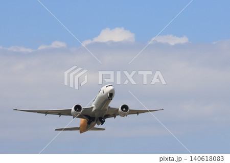 離陸する旅客機 140618083