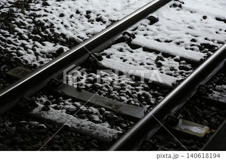 バラストに雪が積もった冬の鉄道レール バラストに雪が積もった冬の鉄道レール 140618194