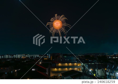 夏の夜空を彩る華麗な花火 夏の夜空を彩る華麗な花火 140618259