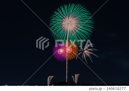 夏の夜空を彩る華麗な花火 140618277