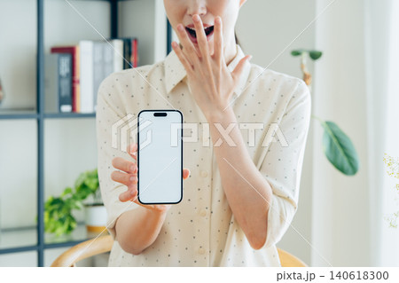 家でスマホを使う若い女性 140618300