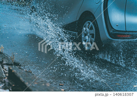 水しぶきを上げる車 水しぶきを上げる車 140618307