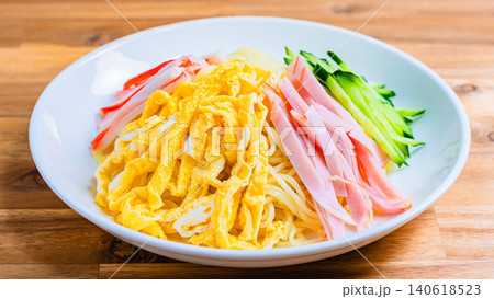 冷やし中華の具材を盛り付けた夏の定番料理 冷やし中華の具材を盛り付けた夏の定番料理 140618523
