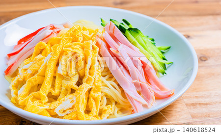 冷やし中華の具材を盛り付けた夏の定番料理 冷やし中華の具材を盛り付けた夏の定番料理 140618524