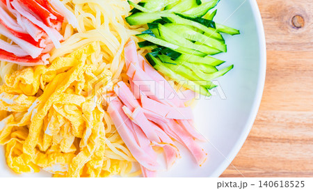 冷やし中華の具材を盛り付けた夏の定番料理 冷やし中華の具材を盛り付けた夏の定番料理 140618525