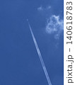 青い空と白い雲と飛行機雲 140618783