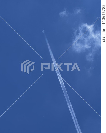 青い空と白い雲と飛行機雲 青い空と白い雲と飛行機雲 140618783
