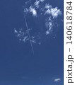 青空に浮かぶ白い雲と飛行機雲 140618784