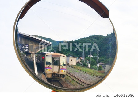 【広島県】備後落合駅に停車中の芸備線 140618986