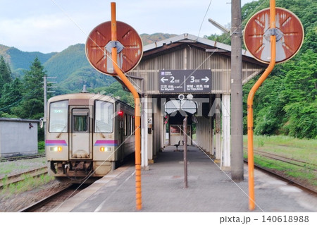 【広島県】備後落合駅に停車中の芸備線 140618988