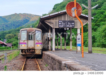 【広島県】備後落合駅に停車中の芸備線 【広島県】備後落合駅に停車中の芸備線 140618990
