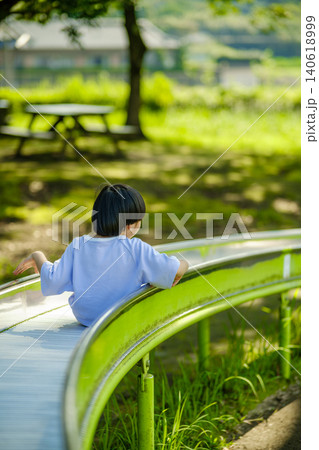 ローラーコースターに乗る女の子 ローラーコースターに乗る女の子 140618999
