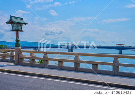 春の島根県松江市の松江大橋から西側の宍道湖大橋方面(宍道湖,大橋川など)を見る 春の島根県松江市の松江大橋から西側の宍道湖大橋方面(宍道湖,大橋川など)を見る 140619428