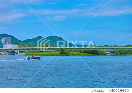 春の島根県松江市御手船場町(おてせんばちょう)からくにびき大橋方面(嵩山,和久羅山など)を見る 春の島根県松江市御手船場町(おてせんばちょう)からくにびき大橋方面(嵩山,和久羅山など)を見る 140619430