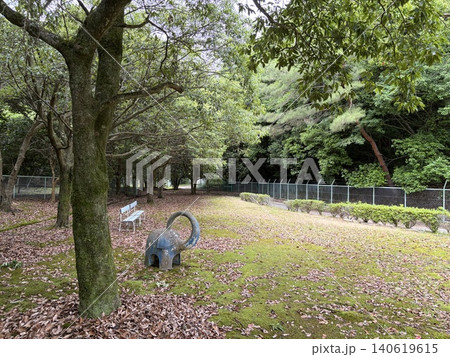 緑豊かな公園の象型遊具1 140619615