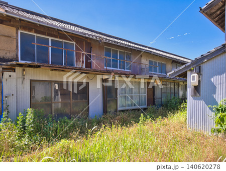 長期間手入れがされずに放置された木造2階建ての空き家アパート 長期間手入れがされずに放置された木造2階建ての空き家アパート 140620278