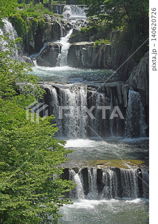 田原の滝 新緑の山梨都留市に流れる美しい多段の階層滝 田原の滝 新緑の山梨都留市に流れる美しい多段の階層滝 140620726