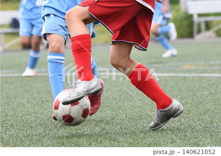ドリブルするサッカー選手 ドリブルするサッカー選手 140621052