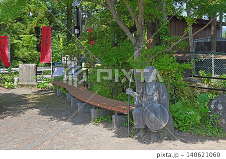 松尾芭蕉像とベンチ 新緑の山梨都留市にある田原の滝の広場に佇む俳聖の石像と休憩スペース 松尾芭蕉像とベンチ 新緑の山梨都留市にある田原の滝の広場に佇む俳聖の石像と休憩スペース 140621060