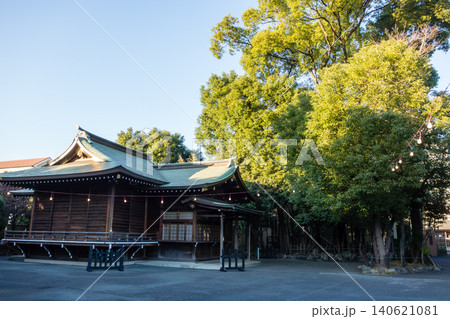 明るい日差しの下の東京都大田区の六郷神社の歴史的な建物 140621081