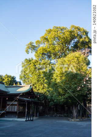 明るい日差しの下の東京都大田区の六郷神社の歴史的な建物 明るい日差しの下の東京都大田区の六郷神社の歴史的な建物 140621082