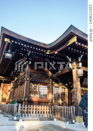 明るい日差しの下の東京都大田区の六郷神社の歴史的な建物 140621083