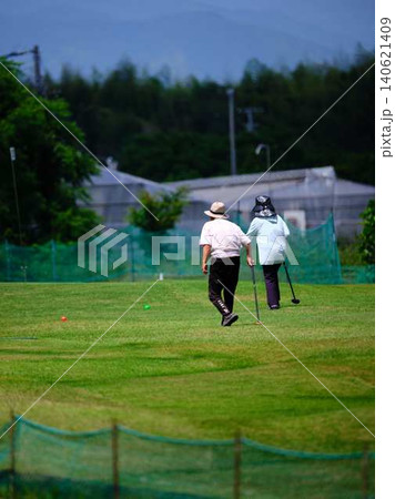 ゲートボールを楽しむ老人 140621409
