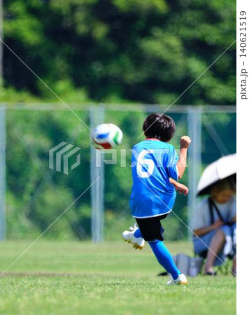サッカーチームの練習 140621519