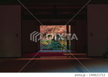 金剛輪寺 和室越しに庭園を望む 金剛輪寺 和室越しに庭園を望む 140621712