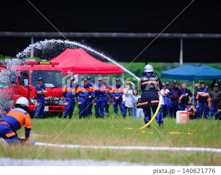 消防訓練をする消防士 出初式 火事 消防訓練をする消防士 出初式 火事 140621776