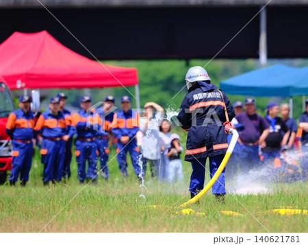 消防訓練をする消防士　出初式　火事 140621781