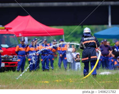 消防訓練をする消防士　出初式　火事 140621782