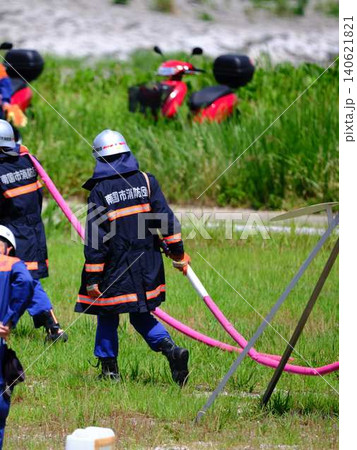 消防訓練をする消防士 出初式 火事 消防訓練をする消防士 出初式 火事 140621821