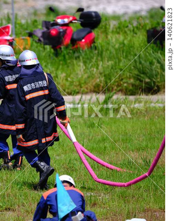 消防訓練をする消防士 出初式 火事 消防訓練をする消防士 出初式 火事 140621823